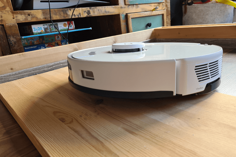 The Roborock S7 Pro Ultra overcomes a door threshold.